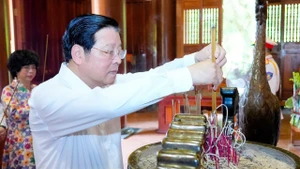 Đồng chí Phan Đình Trạc dâng hương tưởng niệm Chủ tịch Hồ Chí Minh tại Khu Di tích quốc gia đặc biệt Kim Liên.