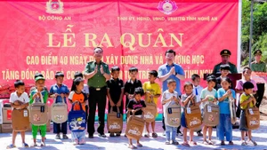 Thứ trưởng Công an Phạm Thế Tùng và Bí thư Tỉnh ủy Nghệ An Nguyễn Đức Trung tặng quà động viên các cháu học sinh xã Mỹ Lý.