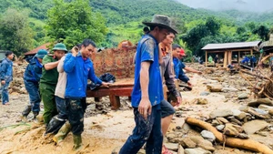 Đoàn viên, thanh niên là một trong những lực lượng chủ lực trong khắc phục hậu quả mưa lũ sau bão số 3 ở Nghệ An.