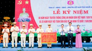 Các đồng chí Thường trực Tỉnh ủy Nghệ An trao Bức trướng tặng Công an tỉnh Nghệ An.