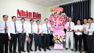 Bí thư Tỉnh ủy Nghệ An Nguyễn Đức Trung cùng Đoàn công tác tặng hoa chúc mừng cán bộ, phóng viên Văn phòng đại diện Báo Nhân Dân tại Nghệ An.