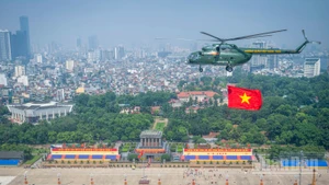Biên đội trực thăng bay ngang qua Quảng trường Ba Đình sáng 24/8.