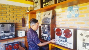 Ông Hiền bên những món đồ xưa tại quán cà-phê Vườn Mai. 