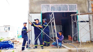 Cán bộ, chiến sĩ công an giúp dân xây nhà mới tại thôn Hải Bắc, phường Quy Nhơn Đông, tỉnh Gia Lai.