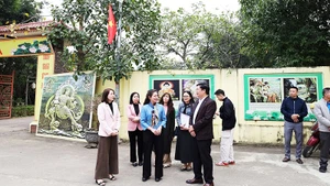 Đoàn công tác của TP Hà Nội về khảo sát, chấm điểm mô hình "Sáng - xanh - sạch - đẹp" tại xã Suối Hai.