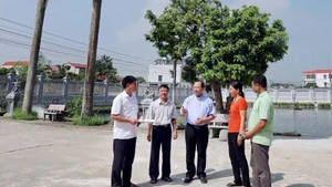 Cán bộ và nhân dân thôn Phú Thứ, xã Vụ Bản 3, huyện Vụ Bản, tỉnh Nam Định bàn giải pháp nâng cao chất lượng xây dựng khu dân cư văn hóa.