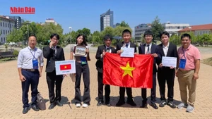 [Video] Học sinh Việt Nam giành 2 Huy chương Vàng Olympic Vật lý châu Âu năm 2025