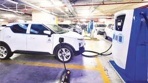 Một trạm sạc xe điện tại trung tâm thương mại ở đường Nguyễn Chí Thanh, Hà Nội.