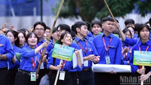 Đoàn viên, thanh niên khối trường học tham gia các hoạt động tình nguyện.