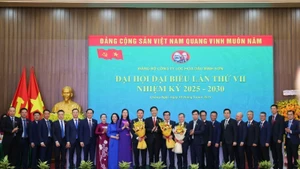 Lãnh đạo tỉnh Quảng Ngãi và Petrovietnam tặng hoa chúc mừng Ban Chấp hành Đảng bộ BSR nhiệm kỳ 2025-2030.