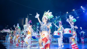 Màn trình diễn hoành tráng đến từ 350 vũ công chuyên nghiệp. 5 xe diễu hành khổng lồ đại diện cho 5 món ngon đến từ 5 nước trong bộ sưu tập Hộp đồ ăn “Quán Xá châu Á” mới của Omachi. 