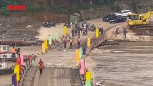 [Video] Quân đội cắt cầu phao Phong Châu do nước sông Hồng dâng cao, chảy xiết