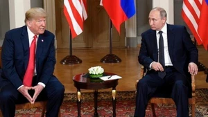 Tổng thống Mỹ Donald Trump (trái) và Tổng thống Nga Vladimir Putin trong cuộc gặp tại Helsinki, Phần Lan. (Ảnh: THX/TTXVN) 