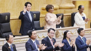 Chủ tịch nước Lương Cường phát biểu chính sách với các Nghị sỹ Quốc hội Angola. (Ảnh: LÂM KHÁNH/TTXVN)