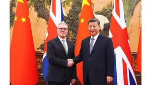 Thủ tướng Anh Keir Starmer (bên trái) gặp gỡ Chủ tịch Trung Quốc Tập Cận Bình tại Bắc Kinh. Ảnh: JAPAN TIMES
