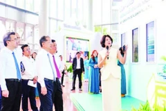 Các đại biểu tham quan triển lãm tài chính tại diễn đàn.