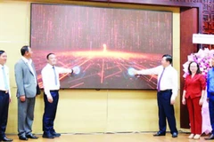 Các đại biểu bấm nút ra mắt Trang thông tin điện tử Mặt trận Tổ quốc Việt Nam tỉnh Đắk Lắk. (Ảnh CÔNG LÝ)