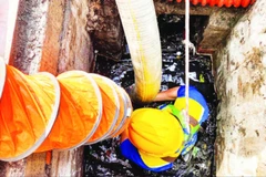 Công nhân trực tiếp nạo vét, dọn dẹp chất thải trong cống thoát nước.