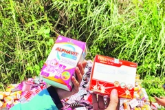 Cơ quan chức năng vừa phát hiện một lượng lớn thuốc, thực phẩm chức năng bị vứt bỏ ở bãi đất trống trên địa bàn huyện Bình Chánh.