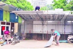 Lực lượng chức năng phường Vĩnh Hưng, quận Hoàng Mai xử lý bãi trông giữ xe vi phạm trên địa bàn. (Ảnh HIỀN THU)