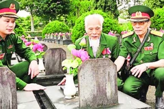 Các cựu chiến binh trở lại thăm chiến trường năm xưa và tưởng nhớ đồng đội đã ngã xuống. (Ảnh NGUYỄN SƠN)