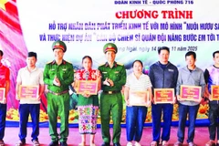Đoàn Kinh tế-Quốc phòng 716 trao bảng tượng trưng cặp hươu giống cho người dân.