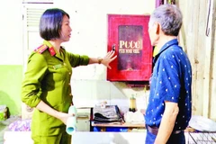  Kiểm tra công tác phòng cháy, chữa cháy tại Cư xá Lý Thường Kiệt, Quận 10 (trước đây). (Ảnh NHẬT THÀNH)