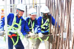 Công nhân đang thi công hạng mục công trình trụ cầu P21, cầu Đại Ngãi 1 bắc qua sông Hậu.