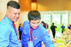 Gian hàng trưng bày và giới thiệu sản phẩm nông sản sạch từ phong trào thanh niên Gia Lai khởi nghiệp.