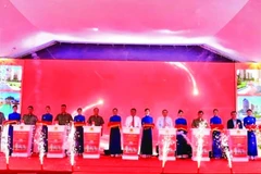 Các đại biểu bấm nút khởi công dự án xây dựng nhà ở cho lực lượng Công an nhân dân tại Khánh Hòa. (Ảnh VŨ TÂN)