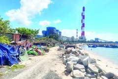 Những hộ dân sinh sống gần Trung tâm Điện lực Vĩnh Tân bị ảnh hưởng tiếng ồn, ô nhiễm bụi than.