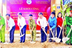 Lễ khởi công xây dựng nhà tặng các hộ dân bị thiệt hại nặng do thiên tai. (Ảnh VŨ TÂN)