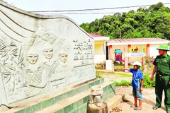 Bia đá cùng phù điêu dựng tại bản Sài Khao, xã Mường Lý, tỉnh Thanh Hóa khắc ghi điểm đến của đoàn quân "Tây Tiến" trong kháng chiến chống Pháp.