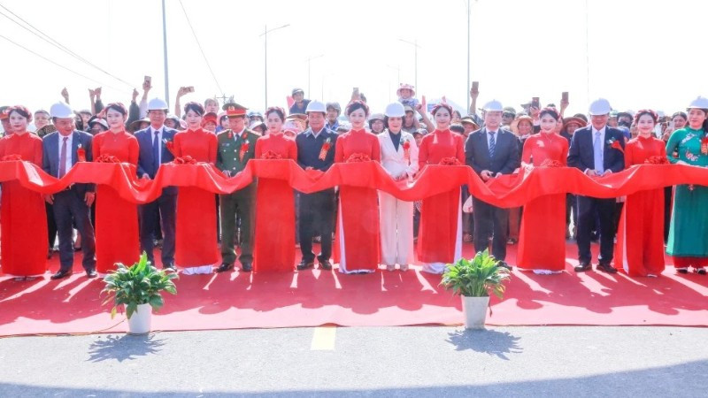 Nghi thức thông xe kỹ thuật dự án đầu tư xây dựng cầu Cẩm Vân.