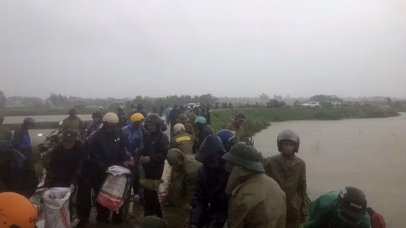 Khẩn trương xử lý sạt trượt mái đê ở Thanh Hóa.