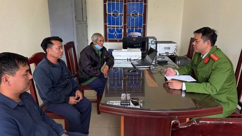 Ông Trần Văn N. (đeo khẩu trang) được Công an xã Thiệu Hóa giải thích thủ đoạn của các đối tượng lừa đảo. 