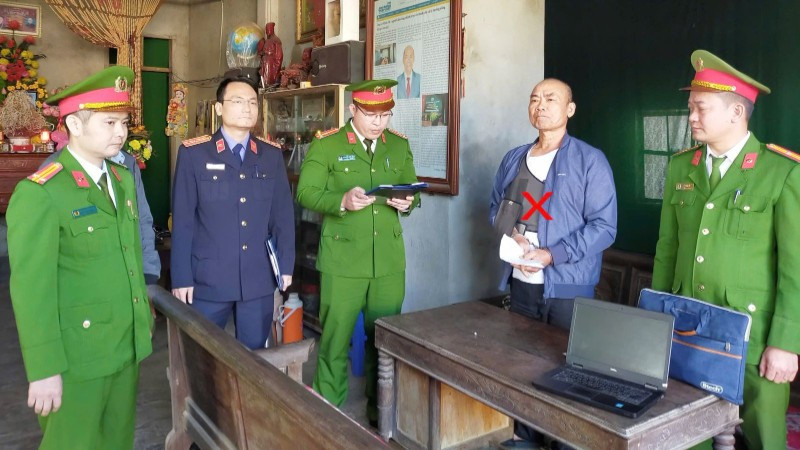 Công an tỉnh Thanh Hóa thi hành lệnh bắt bị can Lê Minh Vũ.