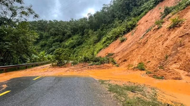 Sạt lở tại Quốc lộ 15 đoạn qua xã Pù Nhi.