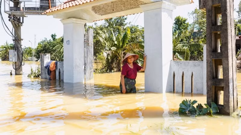 Người dân vùng lũ tại Thanh Hóa.