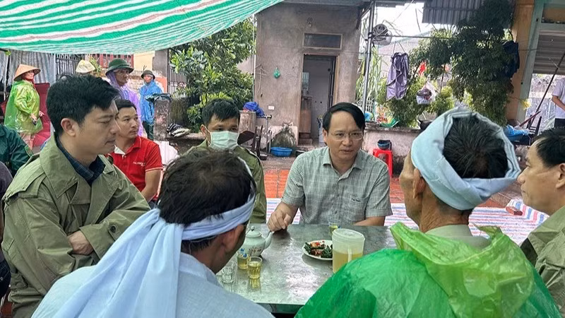 Lãnh đạo xã Thiệu Hóa đến thăm hỏi, động viên gia đình.