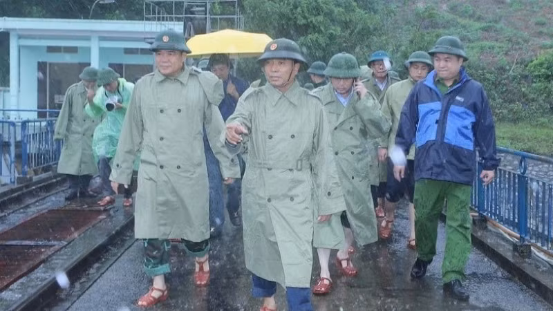 Đồng chí Nguyễn Doãn Anh, Ủy viên Trung ương Đảng, Bí thư Tỉnh ủy Thanh Hóa, kiểm tra tình hình ứng phó bão số 5 tại hồ Yên Mỹ.