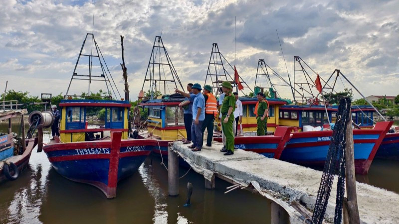 Công an Thanh Hóa phối hợp các lực lượng ứng phó bão số 10.