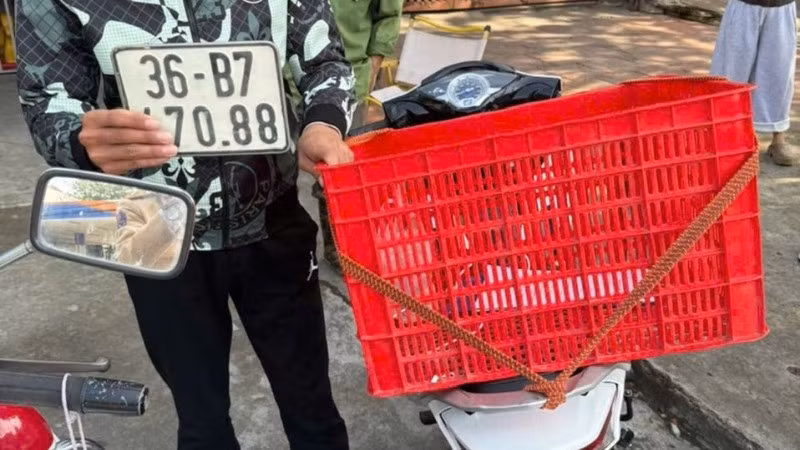 Anh Ngô Đăng H. và chiếc xe vi phạm.