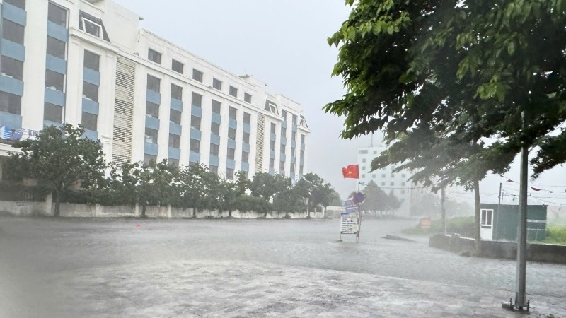 Nước ngập tại khu vực biển Hải Tiến.