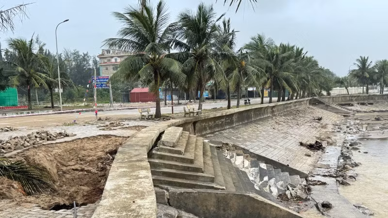 Kè biển Hải Tiến bị sóng đánh hỏng.