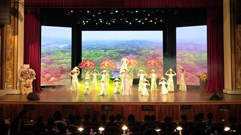 Hình ảnh khai mạc buổi lễ.