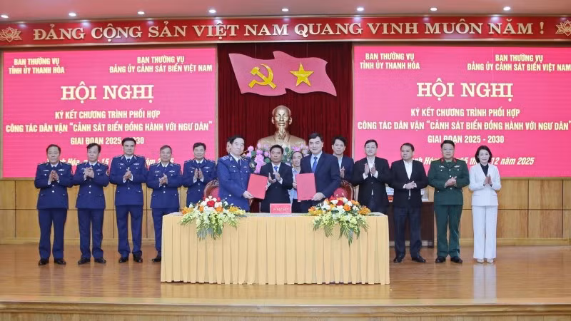 Ký kết chương trình “Cảnh sát biển đồng hành với ngư dân”.