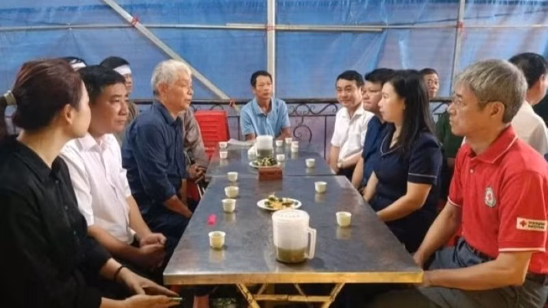 Thăm hỏi gia đình nạn nhân tử vong khi phòng, chống bão số 10.
