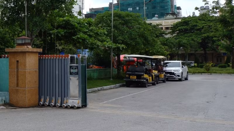 Xe điện chờ khách tại khu du lịch biển Sầm Sơn, tỉnh Thanh Hóa.