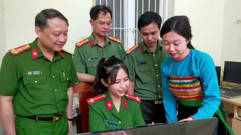 Kiểm tra quá trình thực hiện cấp đổi thẻ tại Công an xã Hồi Xuân.